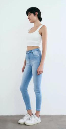 skinny Inquieta claro tachas