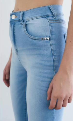 skinny Inquieta claro tachas