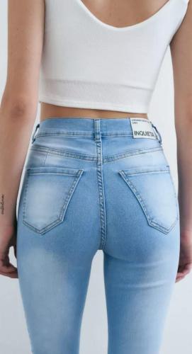 skinny Inquieta claro tachas