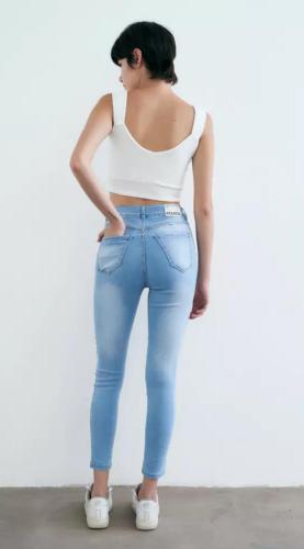 skinny Inquieta claro tachas