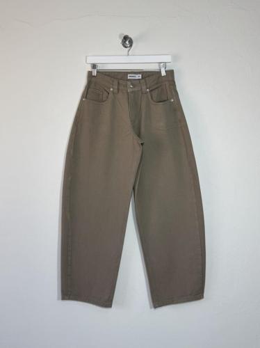 Pantalón Barrel Tiro Medio Gabardina Rígida