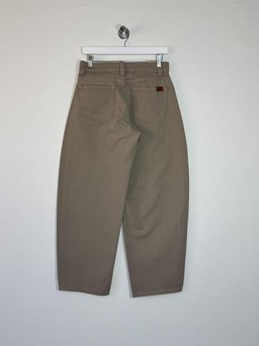 Pantalón Barrel Tiro Medio Gabardina Rígida
